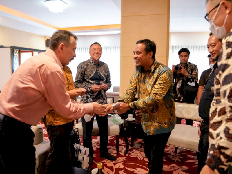 Gubernur Andi Sudirman Sulaiman menerima kunjungan dari President Komisaris PT Awina Sinergi Internasional, Nakamura Hirohide dan President Director Former Consul-General of Japan in Surabaya, Tani Masaki bersama timnya, di Kantor Gubernur Sulsel, Kamis 27 Oktober 2022.
