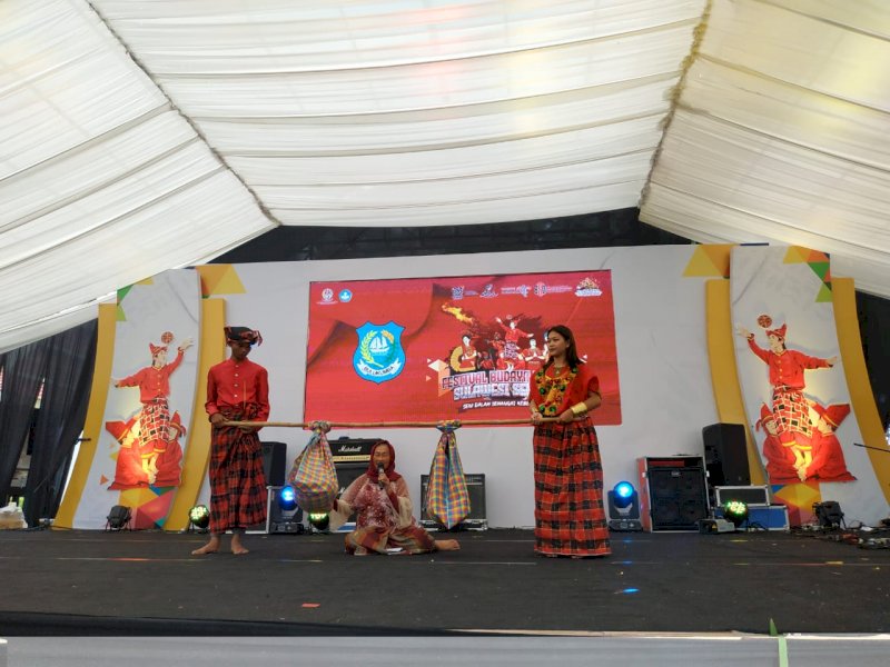 Salah satu peserta wakil Kabupaten Bulukumba menampilkan tradisi menidurkan anak dengan ayunan sarung sambil melantunkan nyanyian khas Yabe Lale. (Foto: Atri Suryatri Abbas)