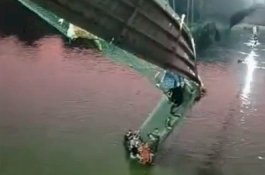 Jembatan Gantung di India Ambruk, 132 Orang Tewas