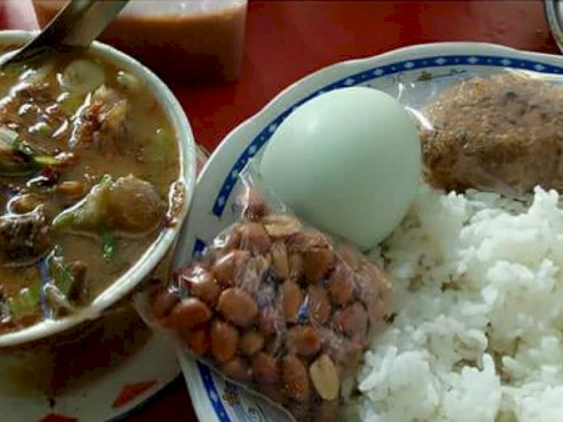 Sop Daging dan Nasi di Jl Gunung Batu Putih, No.38, Kelurahan Maricaya Baru, Kecamatan Makassar, Kota Makassar, Sulsel. (dok Atry.jejakfakta.com)