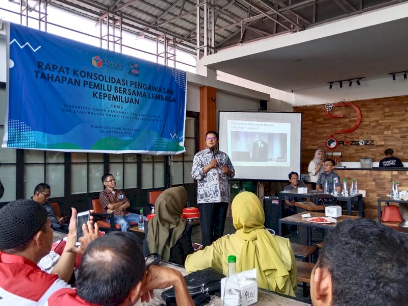 Mantan Ketua DKPP, Prof Muhammad Alhamid hadir sebagai narasumber pada Rapat Konsolidasi Pengawasan Tahapan Pemilu Bersama Lembaga Pengawas Pemilu di Makassar, Senin (31/10/2022). (Foto: Samsir)

