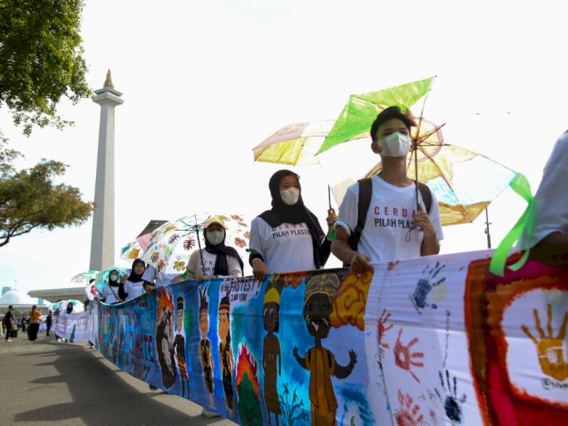 Suara anak yang tertuang dalam spanduk sepanjang 220-meter ditujukan kepada para Pemimpin Dunia di G20 terbentang di pelataran Monas bagian Barat Daya Jakarta, Indonesia, Sabtu (29/10/2022). (Dok. Save the Children)