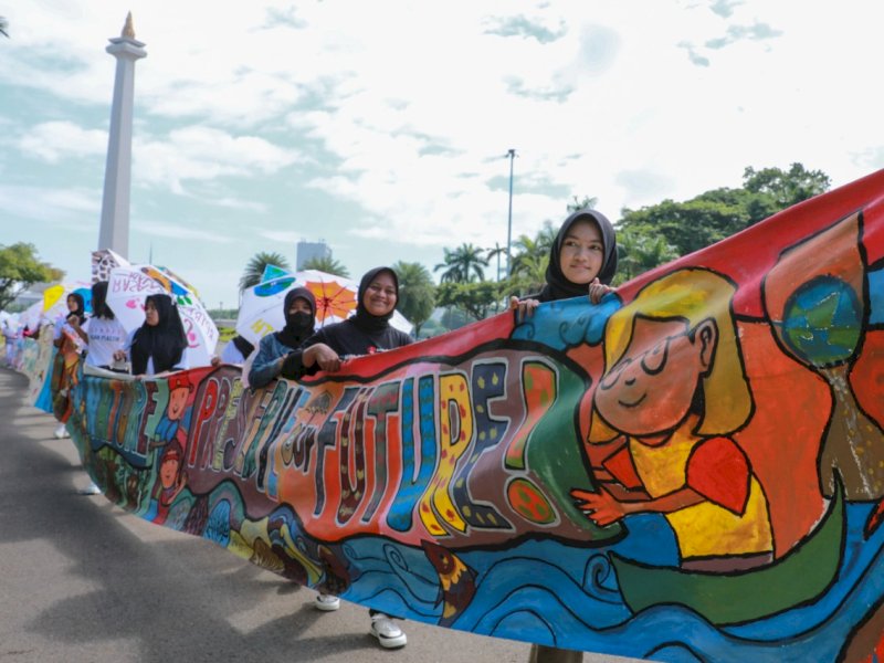 Suara anak yang tertuang dalam spanduk sepanjang 220-meter ditujukan kepada para Pemimpin Dunia di G20 terbentang di pelataran Monas bagian Barat Daya Jakarta, Indonesia, Sabtu (29/10/2022). (Dok. Save the Children)