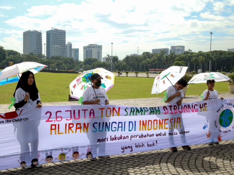 Suara anak yang tertuang dalam spanduk sepanjang 220-meter ditujukan kepada para Pemimpin Dunia di G20 terbentang di pelataran Monas bagian Barat Daya Jakarta, Indonesia, Sabtu (29/10/2022). (Dok. Save the Children)