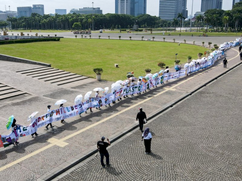 Suara anak yang tertuang dalam spanduk sepanjang 220-meter ditujukan kepada para Pemimpin Dunia di G20 terbentang di pelataran Monas bagian Barat Daya Jakarta, Indonesia, Sabtu (29/10/2022). (Dok. Save the Children)