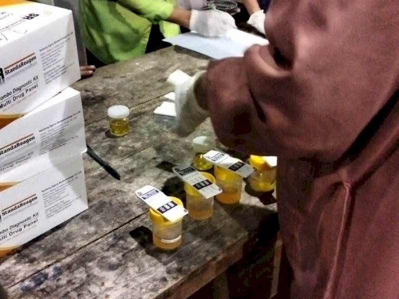 Tes urine anggota Satpol PP Sulsel di GOR Pemprov Sulsel. (Dok. Istimewa)