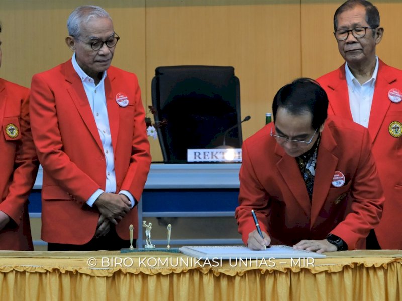 Rektor Unhas Prof Jamaluddin Jompa meluncurkan program zona integritas menuju Wilayah Bebas dari Korupsi (WBK) dan Wilayah Birokrasi Bersih dan Melayani (WBBM), Senin (31/10/22), di Kampus Unhas, Tamalanrea, Makassar.