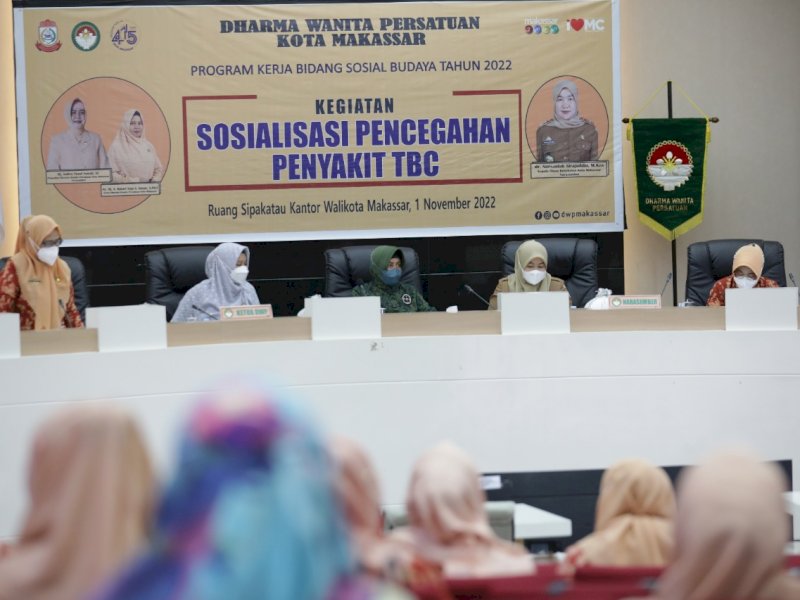 Ketua Forum Multi Sektor (FMS) Percepatan Eliminasi TB Kota Makassar, Indira Yusuf Ismail, membuka kegiatan sosialisasi pencegahan penyakit tuberkulosi (TB) di Makassar, Selasa (1/11/2022).