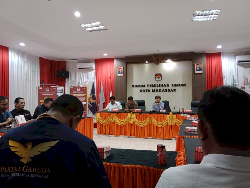 Komisioner KPU Makassar saat pertemuan parpol peserta Pemilu 2024 di kantor KPU Makassar belum lama ini.