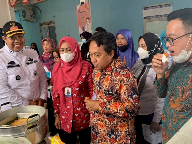 Deputi Pengendalian Penduduk (Dalduk) BKKBN RI Bonivasius Prasetyo Ichtiarto mengunjungi Kampung KB di Desa Pitue, Rabu (2/11/2022). (Foto: Istimewa)