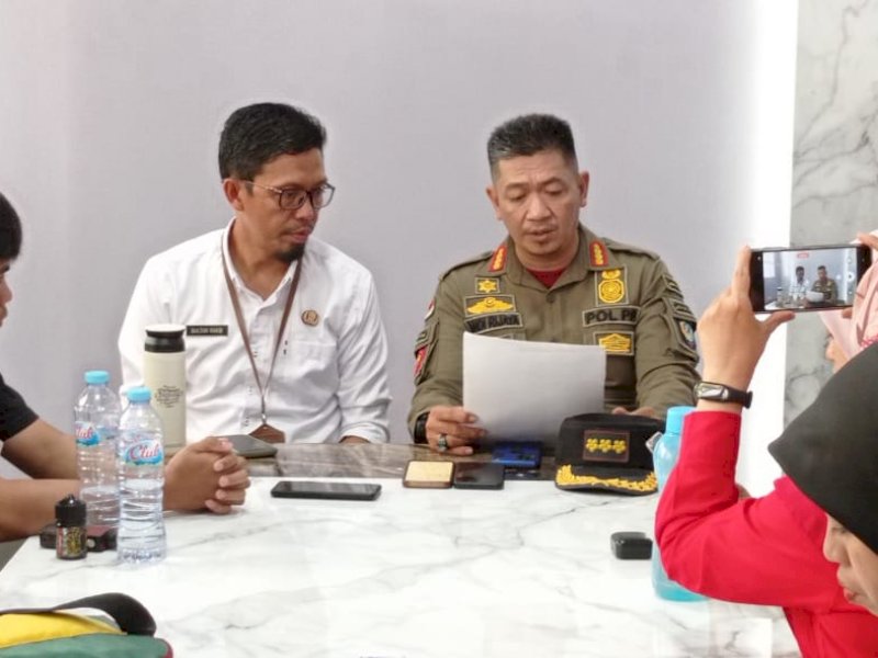 Kepala Satpol PP Pemprov Sulsel Andi Rijaya memberikan keterangan pers terkait kasus narkoba yang melibatkan anggota Satpol PP.