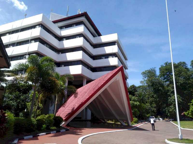 Rektorat Unhas. Rektor Universitas Hasanuddin (Unhas) Prof Jamaluddin Jompa telah memanggil tujuh guru besar Fakultas Ekonomi dan Bisnis yang telah menyatakan mengundurkan diri dan Dekan Fakultas Ekonomi dan Bisnis (FEB). (Foto: identitas)