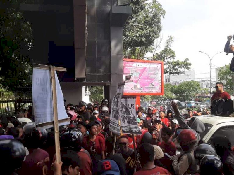 The Macz Man unjuk rasa di depan kantor Gubernur Sulsel, Jl Urip Sumoharjo, Makassar, Rabu (2/11/2022). Mereka menuntut Pemprov segera bangun kembali Stadion Mattoanging - (foto: Wahyu)
