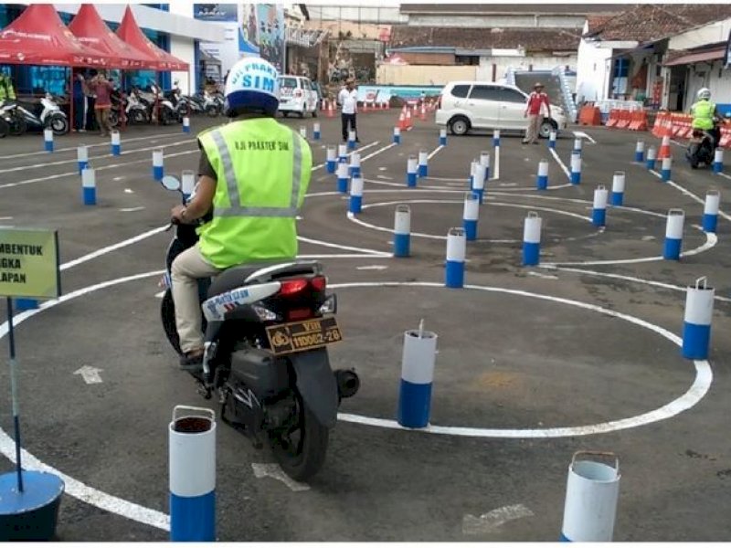 Ujian pembuatan surat izin mengemudi (SIM). (dok.Tribrata)