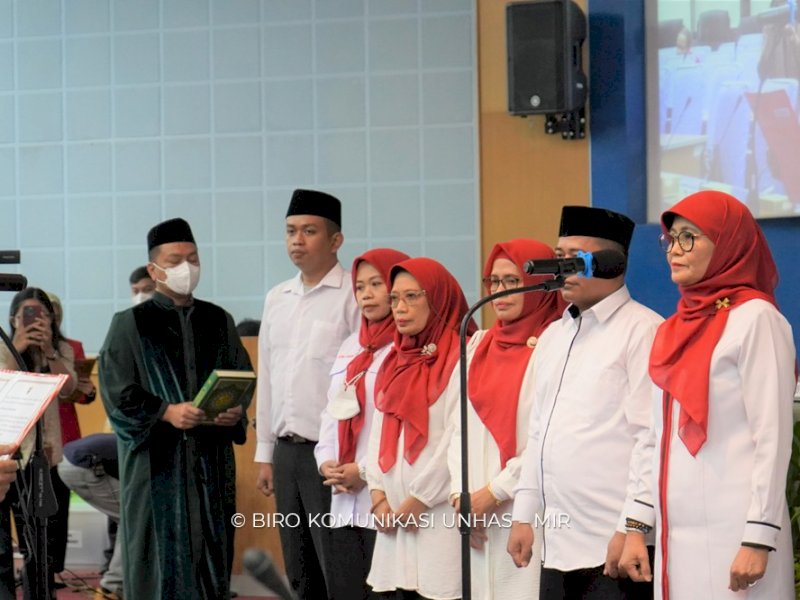 Rektor Unhas Jamaluddin Jompa melantik 11 orang terpilih sebagai satuan tugas pencegahan dan kekerasan seksual (Satgas PPKS) lingkup kampus, Jumat (4/11/2022). Pelantikan di Ruang Senat Lantai 2, Unhas Tamalanrea, Makassar.