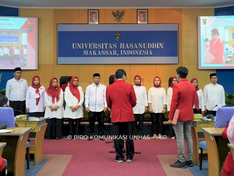 Rektor Unhas Jamaluddin Jompa melantik 11 orang terpilih sebagai satuan tugas pencegahan dan kekerasan seksual (Satgas PPKS) lingkup kampus, Jumat (4/11/2022). Pelantikan di Ruang Senat Lantai 2, Unhas Tamalanrea, Makassar.