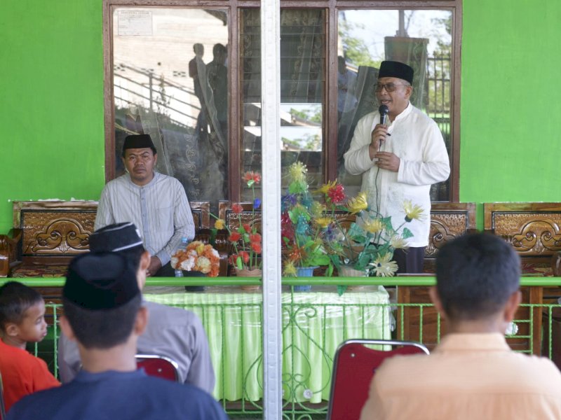 Ilham Arief Sirajuddin berkunjung ke Pondok Pesantren Nurul Jibal Indonesia, di Desa Bua, Kabupaten Sinjai, Jumat 4 November 2024. 
