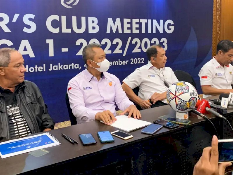 Jajaran LIB bersama Sekjen PSSI Yunus Nusi saat menghadiri Owner's Meeting di Hotel Sultan, Jakarta, pada Jumat (4/11/2022). (Liputan6.com/Melinda Indrasari)