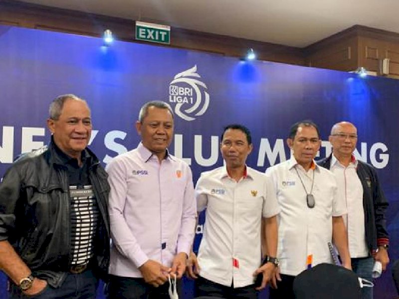 Komisaris PT LIB Mayjen TNI (Purn) Leo Siegers, Direktur Operasional PT LIB Irjen Pol (Purn) Sudjarno, Sekjen PSSI Yunus Nusi, Komisaris Utama PT LIB Juni Rachman, dan Direktur Keuangan PT LIB Anthony Candra usai memberikan keterangan pers pasca owner's meeting di Hotel Sultan, Jakarta, pada Jumat (4/11/2022). (Liputan6.com/Melinda Indrasari)