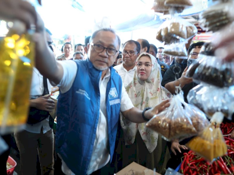 Menteri Perdagangan Zulkifli Hasan meninjau harga kebutuhan pokok di Makassar, Minggu (6/11/2022) (Foto: Humas Pemkot Makassar)