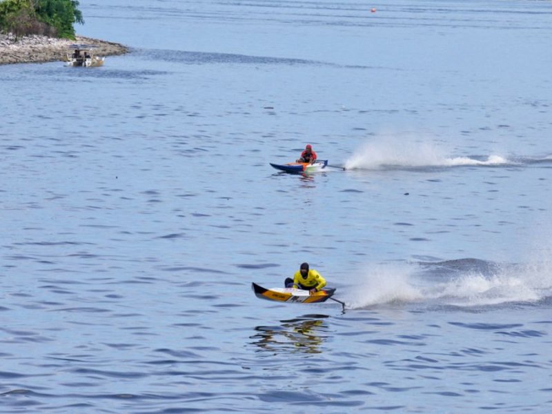 Lomba perahu tradisional katinting terbesar di Sulsel berlangsung di Pantai Losari Makassar, Minggu (6/11/2022). (Foto: istimewa)