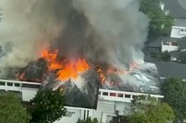 Balai Kota Bandung Terbakar di Tengah Hujan
