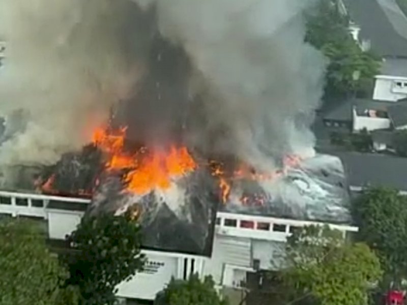 Gedung Balai Kota Bandung terbakar, Senin (7/11/2022). Kebakaran menghebat hingga hujan turun.