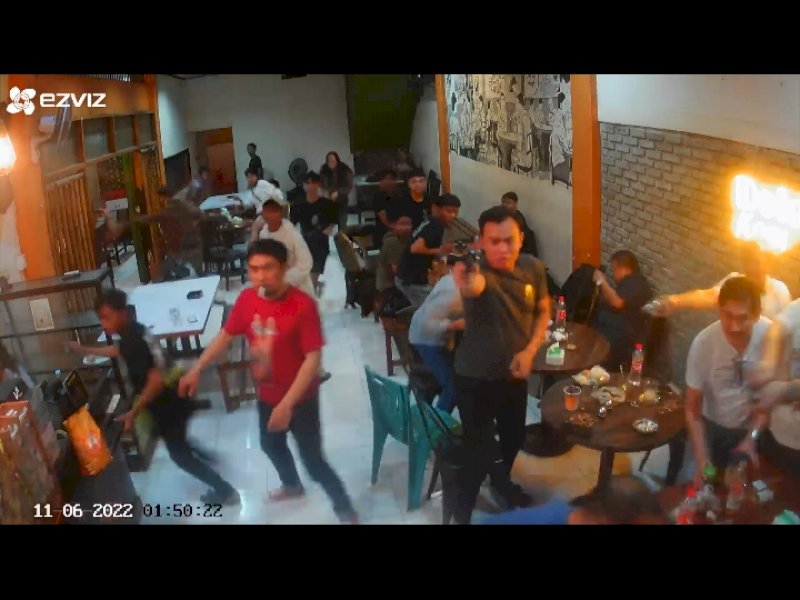 Warkop Dokter Kopi Jl. Pengayoman Makassar diserang sekelompok pemuda. (screenshot CCTV)