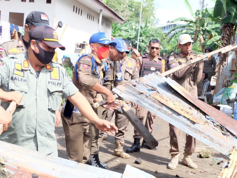 Satpol PP melakukan penertiban dan pemagaran pada aset milik Pemprov Sulsel. (Foto: istimewa)