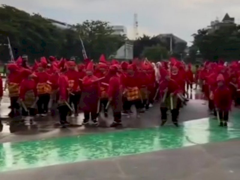 Ratusan siswa SD kecewa batal tampil di puncak HUT Kota Makassar. (Screenshot video viral)