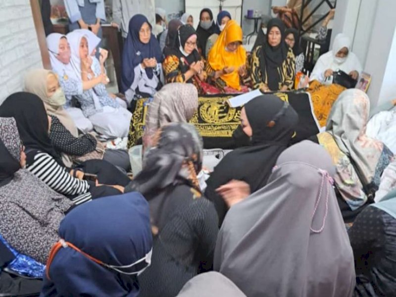 Keluarga dan rekan korban NNR melayat di rumah duka Perumahan Puri Taman Sari Makassar. (Foto: istimewa)