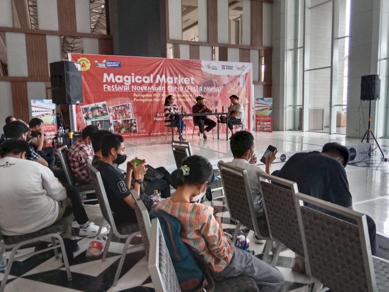Mr. Green Production berkolaborasi dengan Sekolah Telkom Makassar menggelar talkshow dan pelatihan fotografi untuk siswa Sekolah Telkom Makassar di Phinisi Point Mall, Kamis (10/11/2022). (Foto: Samsir)