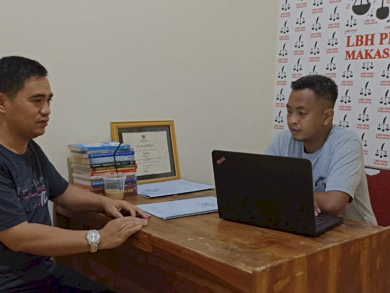 Penasehat Hukum Sulaiman Nai, Firmansyah menilai sikap dari Ketua Bawaslu Jeneponto, Syaiful bertentangan dengan demokrasi. (Foto: istimewa)