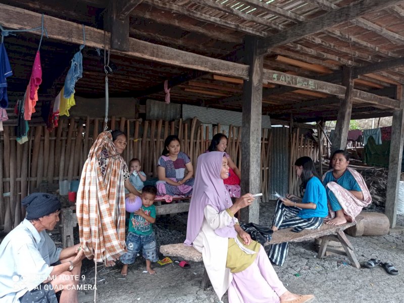 Ibu Sitti Saenab melakukan sosialisasi kepada warga pentingnya vaksinasi dan imunisasi anak di Desa Turatea Timur, Kabupaten Jeneponto. (Foto: Fatmawati)