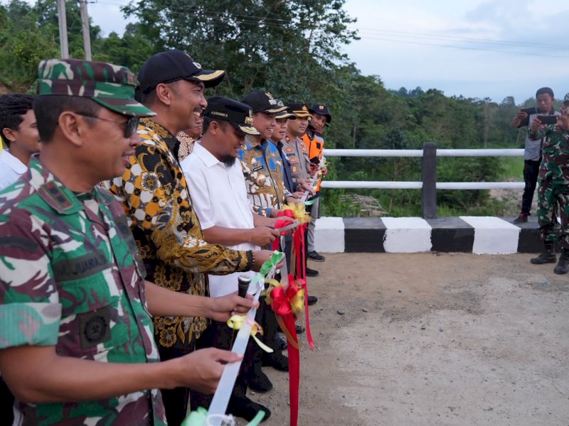 Gubernur Sulsel, Andi Sudirman Sulaiman meresmikan Jembatan Lanrange di Desa Awo, Kecamatan Keera, Kabupaten Wajo, Jumat (11/11/2022).