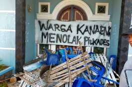 Bancuh Tahapan Pilkades di Takalar, Massa Blokade Jalan dan Segel Kantor Desa