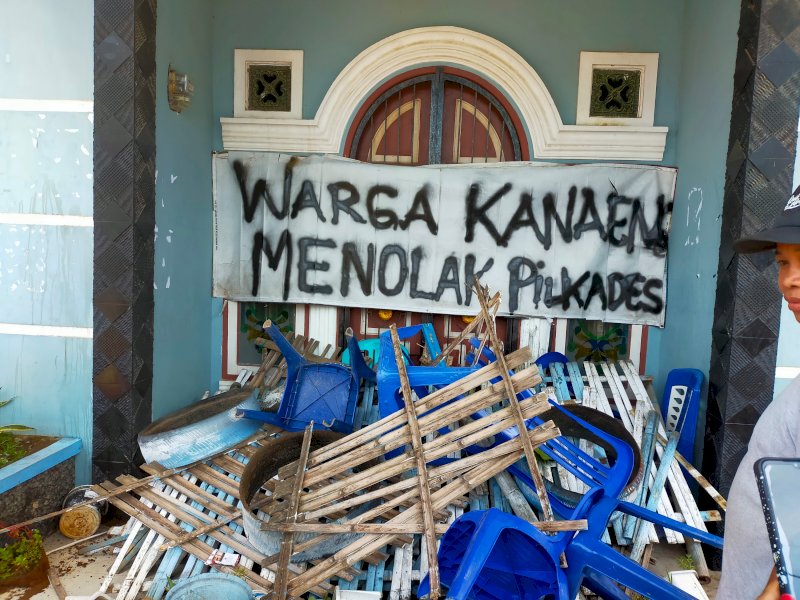 Masyarakat Desa Kanaeng menyegel kantor Desa Kanaeng, Sabtu (12/11/22). Aksi ini sebagai bentuk protes kebijakan Pemkab Takalar terkait aturan pilkades.