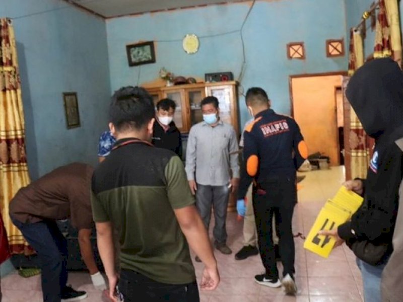 Polisi melakukan olah TKP, usai seorang suami menghabisi nyawa istrinya sendiri dengan cara memutilasi di Sumatera Utara, Sabtu (12/11/2022).(DOK. POLRES HUMBANG HASUNDUTAN)