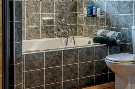 Kenapa Pria Selalu Lama Berada di Dalam Toilet, Apakah Kalian Termasuk? Ini Lho Alasannya!