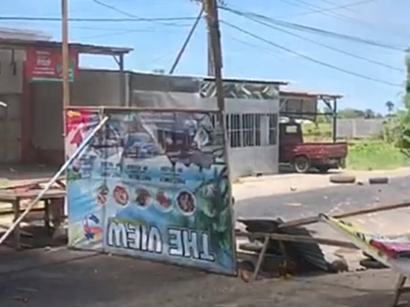 Massa yang menolak P2KD Takalar kembali turun aksi dengan memblokade jalan utama Galesong Utara, poros Takalar-Makassar, Ahad (13/11/2022) siang.