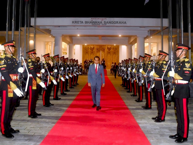 Presiden Jokowi tiba di Bali, Minggu (13/11/2022). (Foto: BPMI Setpres/Rusman)

