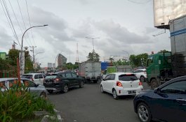 Tidak Nyaman Berkendara di Makassar, Banyak Parkir Liar di Badan Jalan