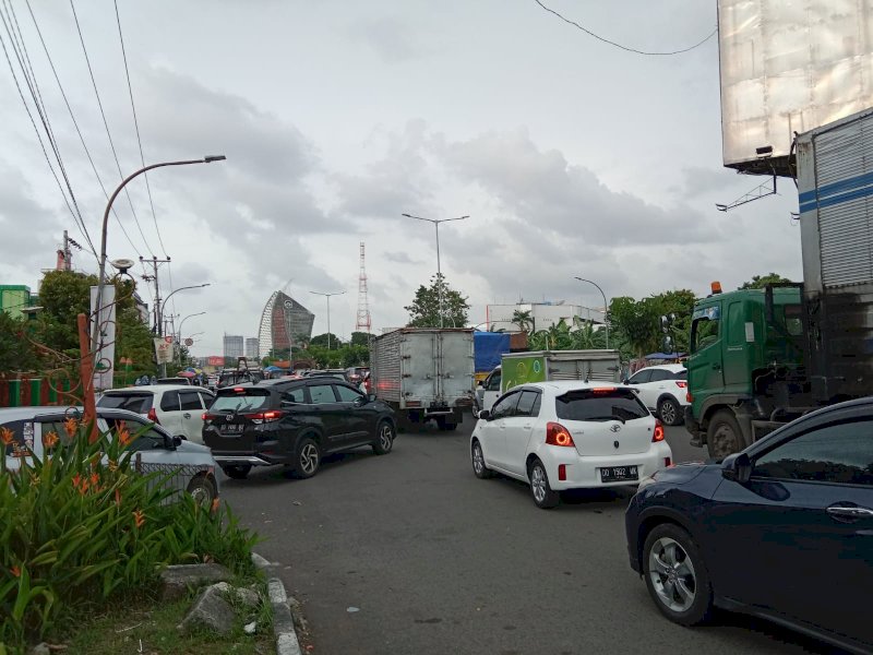 Arus kendaraan di Jl. AP. Pettarani terhambat akibat banyak kendaraan parkir di badan jalan di depan Hotel Claro Makassar. (Foto: Samsir)