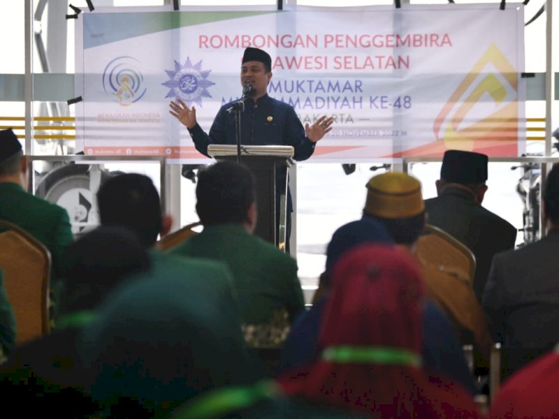 Gubernur Sulsel Andi Sudirman Sulaiman melepas secara resmi peserta dan penggembira Muktamar Muhammadiyah & Aisyiyah Ke-48 ke Kota Solo, Jawa Tengah, di Pelabuhan Soekarno Hatta Makassar, Senin (14/11/2022).