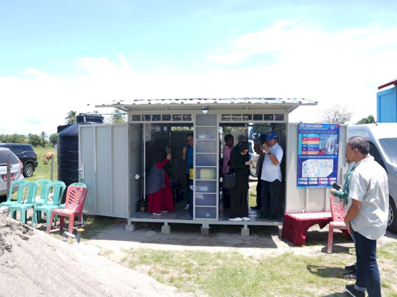 Fasilitas Teknologi Pengelolaan Air Siap Minum (ARSINUM) di Pesisir Desa Mattirotasi, Kecamatan Mattiro Sompe, Kabupaten Pinrang, Minggu (13/11/2022).
