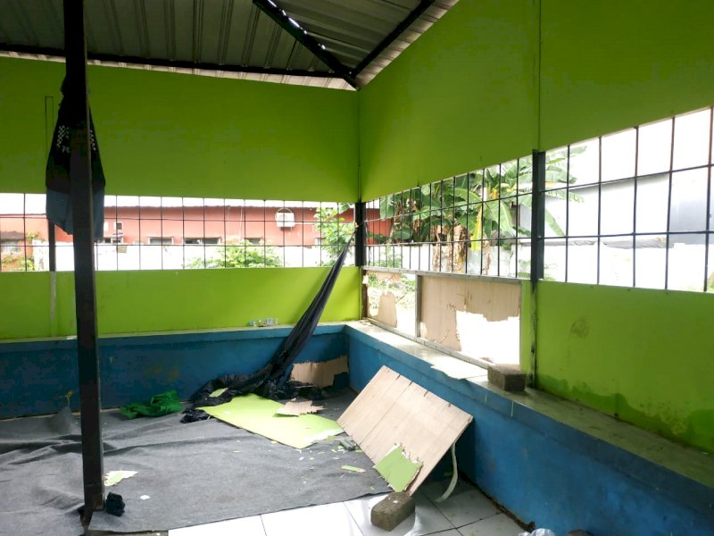 Senin (14/11/2022) sekitar pukul 15:40 WITA, sumber jejakfakta.com merekam sejumlah orang yang tak dikenal (OTK) dan mengenakan penutup muka menyerang sekretariat mahasiswa Fakultas Agama Islam (FAI) UIM, JlPerintis Kemerdekaan, Makassar. Ini adalah gambar sekretariat mahasiswa FAI UIM yang jadi sasaran penyerangan OTK bertopeng.