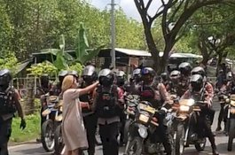 Giliran Seorang Emak-emak Tantang Puluhan Polisi, Aksi Tolak P2KD Takalar