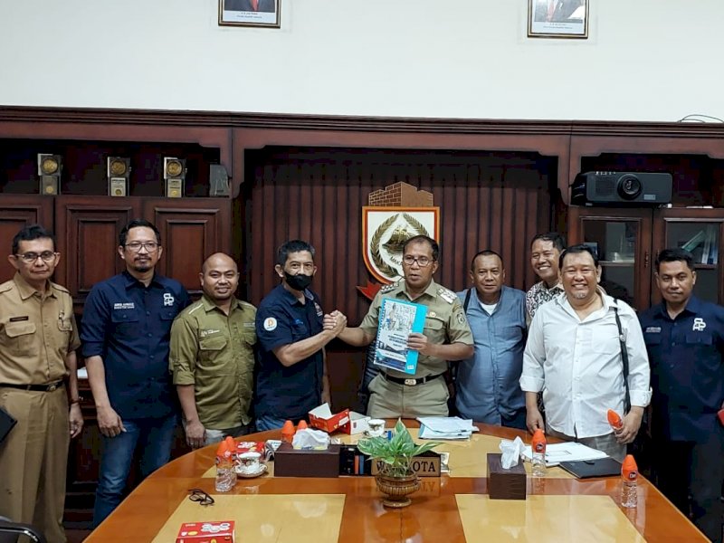 Direktur Umum RPH, Idris melaporkan capaian dividen disumbang oleh penjualan produk olahan RPH yakni Abon Sapi. (Foto: humas pemkot makassar)