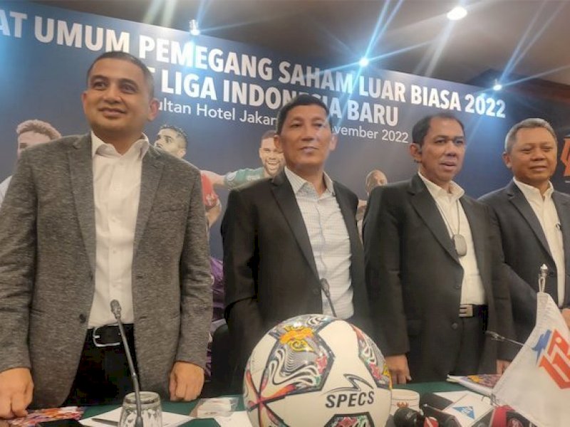 Jajaran Direski Baru PT Liga Indonesia Baru, di mana Ferry Paulus (dua adari kiri) menjadi Direktur Utama (c) Bola.net/Fitri Apriani
