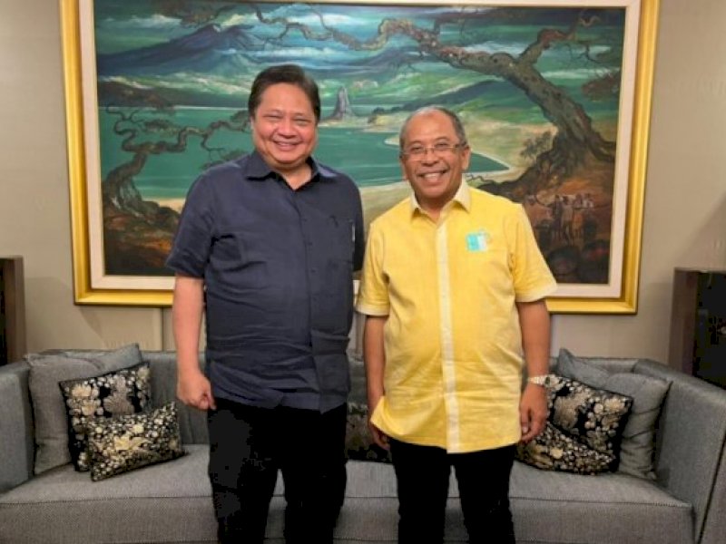 Ketua Umum DPP Partai Golkar, Airlangga Hartarto (kiri), bersama Ilham Arief Sirajuddin, dalam pertemuan di Kantor DPP Golkar, Jakarta.